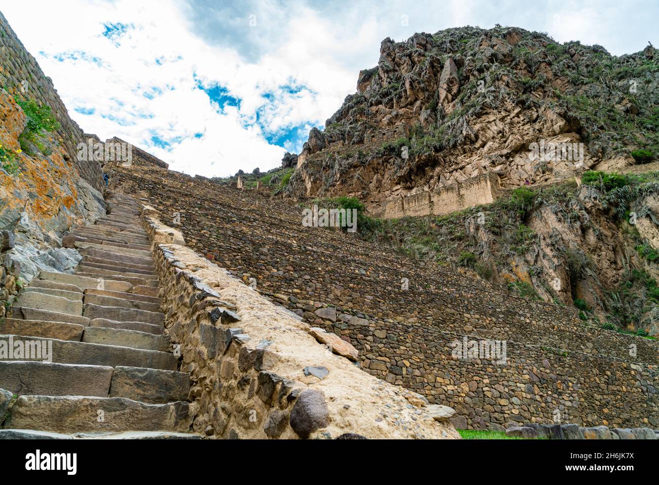 Terrassen von Pumatallis am Berg in der archäologischen Stätte der Inka in Ollantaytambo, Peru. Stockfoto
