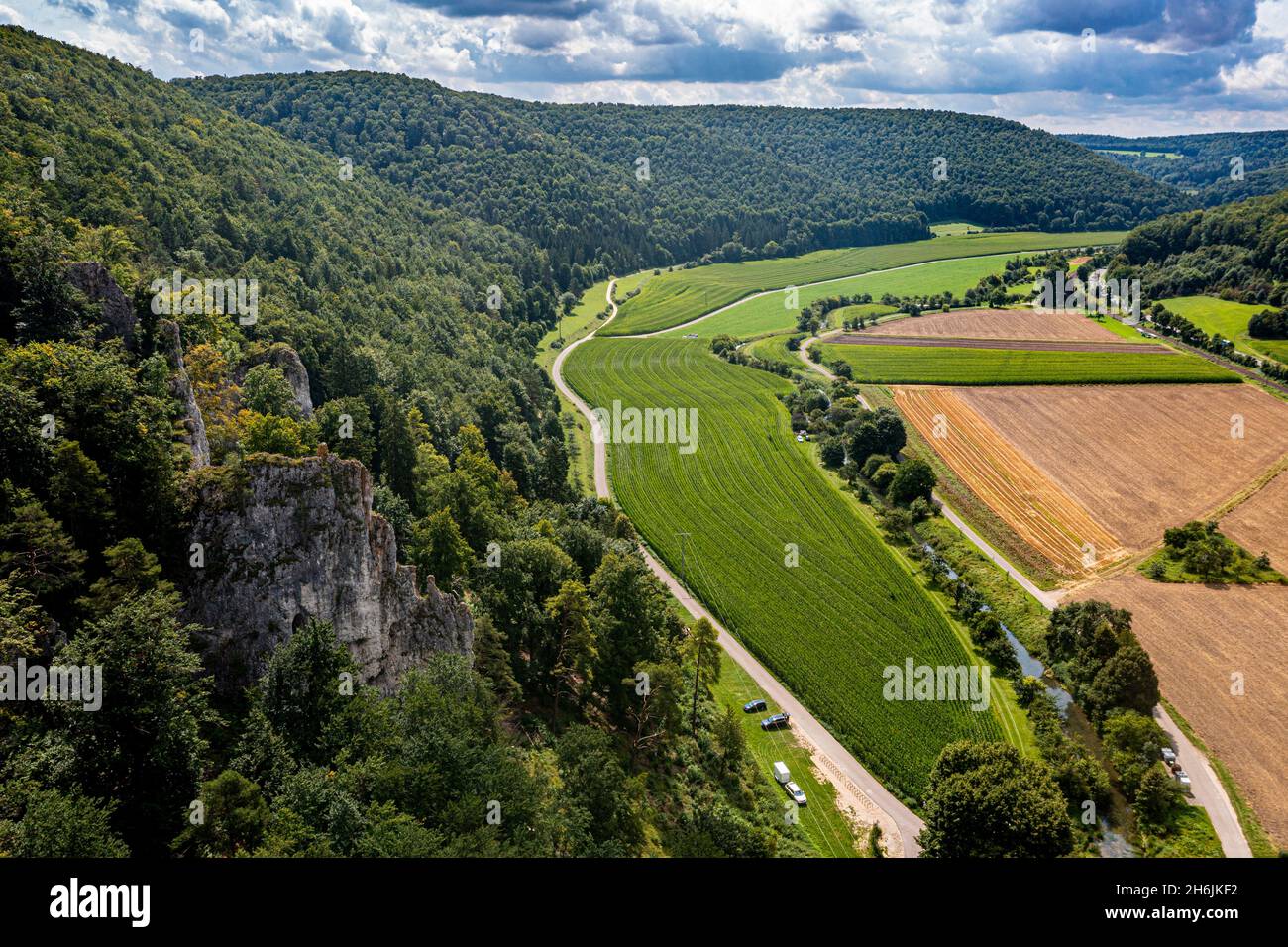 Luftaufnahme der Geissenkloesterle, UNESCO-Weltkulturerbe, Höhlen und Eiszeitkunst in der Schwäbischen Alb, Baden-Württemberg, Deutschland, Europa Stockfoto