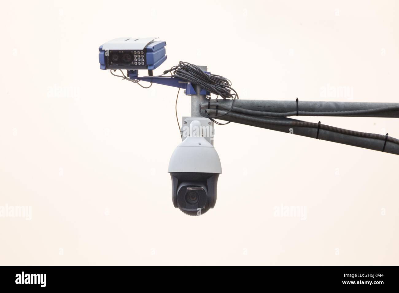 Nahaufnahme der Kamera für Geschwindigkeitskontrolle und Verkehrsüberwachung  Stockfotografie - Alamy