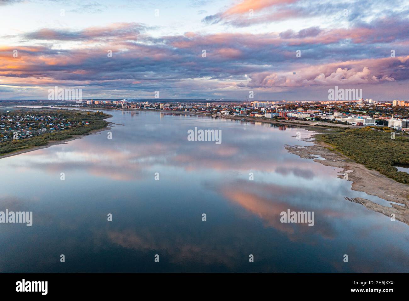 Wolkenreflexionen auf dem Tom River, Tomsk, Tomsk Oblast, Russland, Eurasien Stockfoto