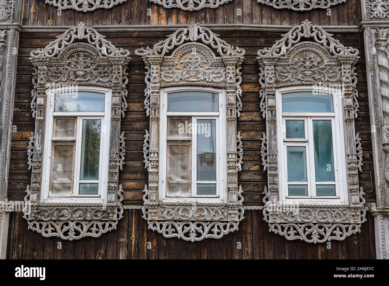Schöne Holzfenster, altes Holzhaus, Tomsk, Oblast Tomsk, Russland, Eurasien Stockfoto