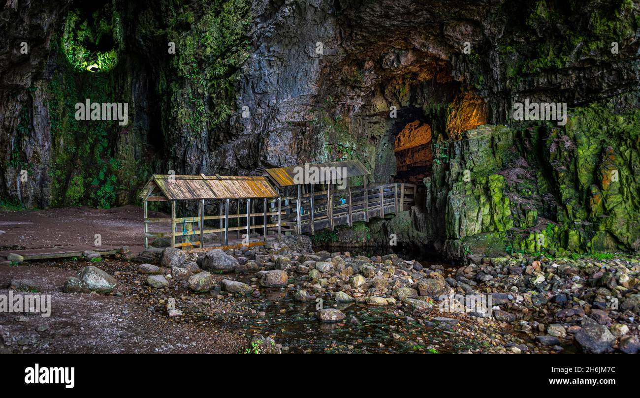 Smoo Cave in der Nähe von Durness, gelegen an der beliebten Route NC500 und einer der größten Meereshöhleneingänge in Großbritannien, Highlands, Schottland, Großbritannien Stockfoto