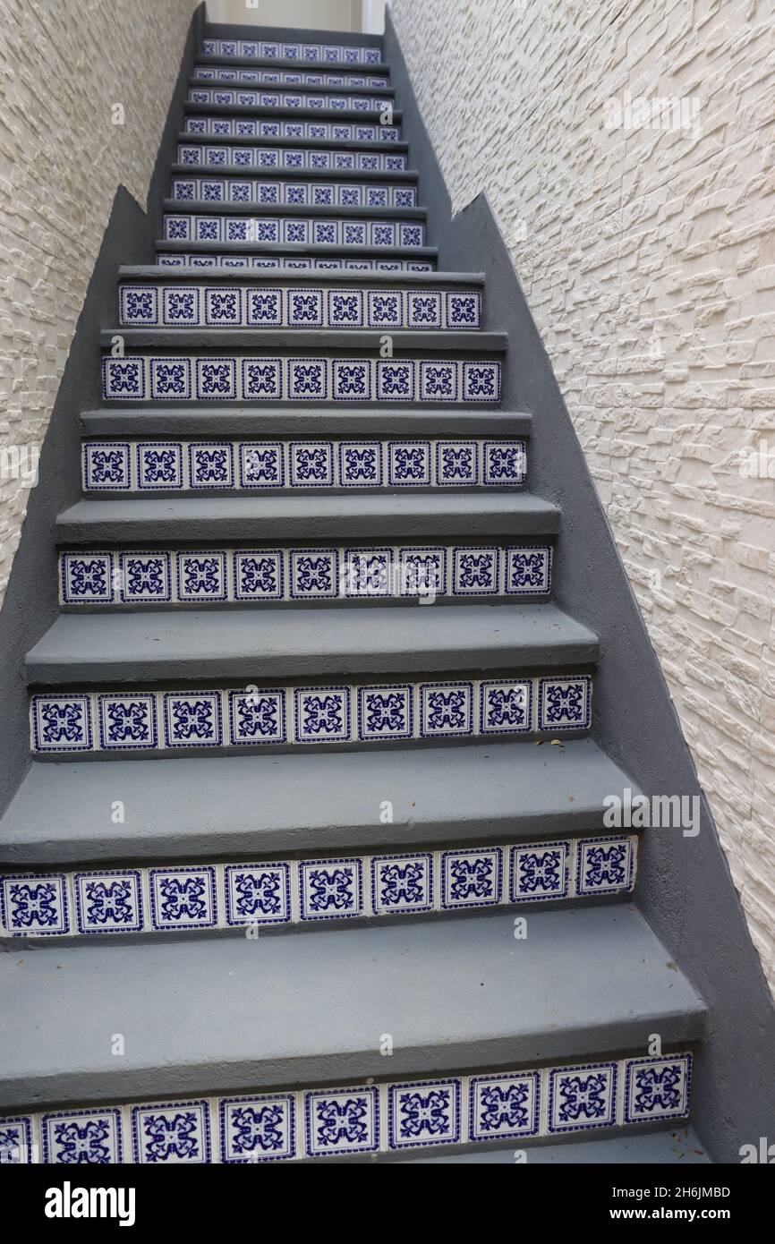 Treppe, im Freien, aus Zement und mit portugiesischen Fliesen verziert. Stockfoto