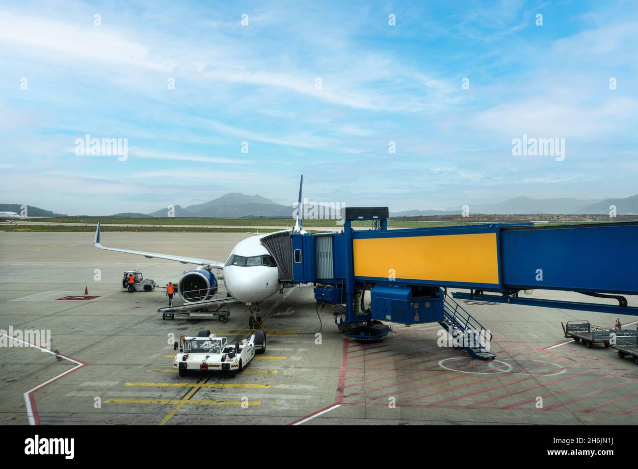 Ein Flugzeug auf dem Vorfeld des Flughafens Athen Stockfoto
