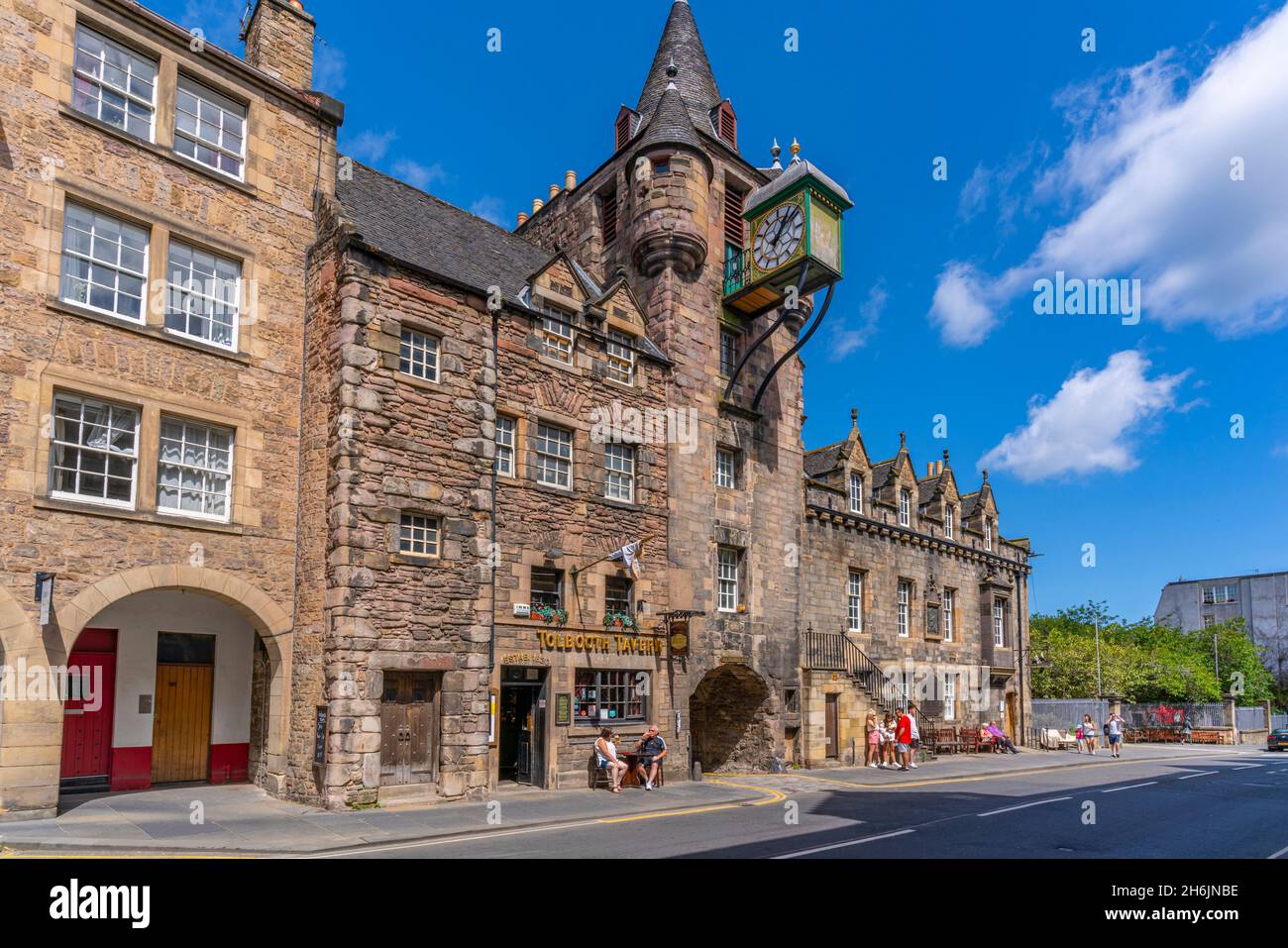 Blick auf das People's Story Museum und die Tollbooth Tavern auf der Golden Mile (Royal Mile, Canongate, Edinburgh, Schottland, Vereinigtes Königreich, Europa Stockfoto
