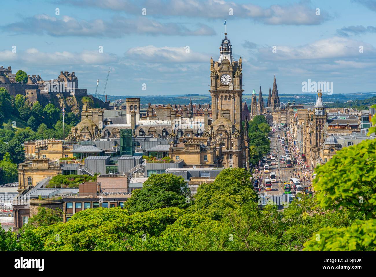 Blick auf Schloss, Balmoral Hotel und Princes Street von Calton Hill, Edinburgh, Schottland, Großbritannien, Europa Stockfoto