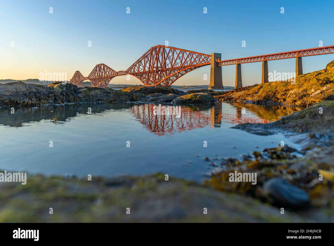 Blick auf die Forth Rail Bridge, UNESCO-Weltkulturerbe, über den Firth of Forth, South Queensferry, Edinburgh, Lothian, Schottland, Vereinigtes Königreich Stockfoto
