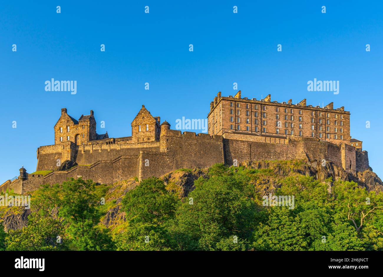 Blick auf das Edinburgh Castle von der Princes Street bei Sonnenuntergang, UNESCO-Weltkulturerbe, Edinburgh, Schottland, Vereinigtes Königreich, Europa Stockfoto