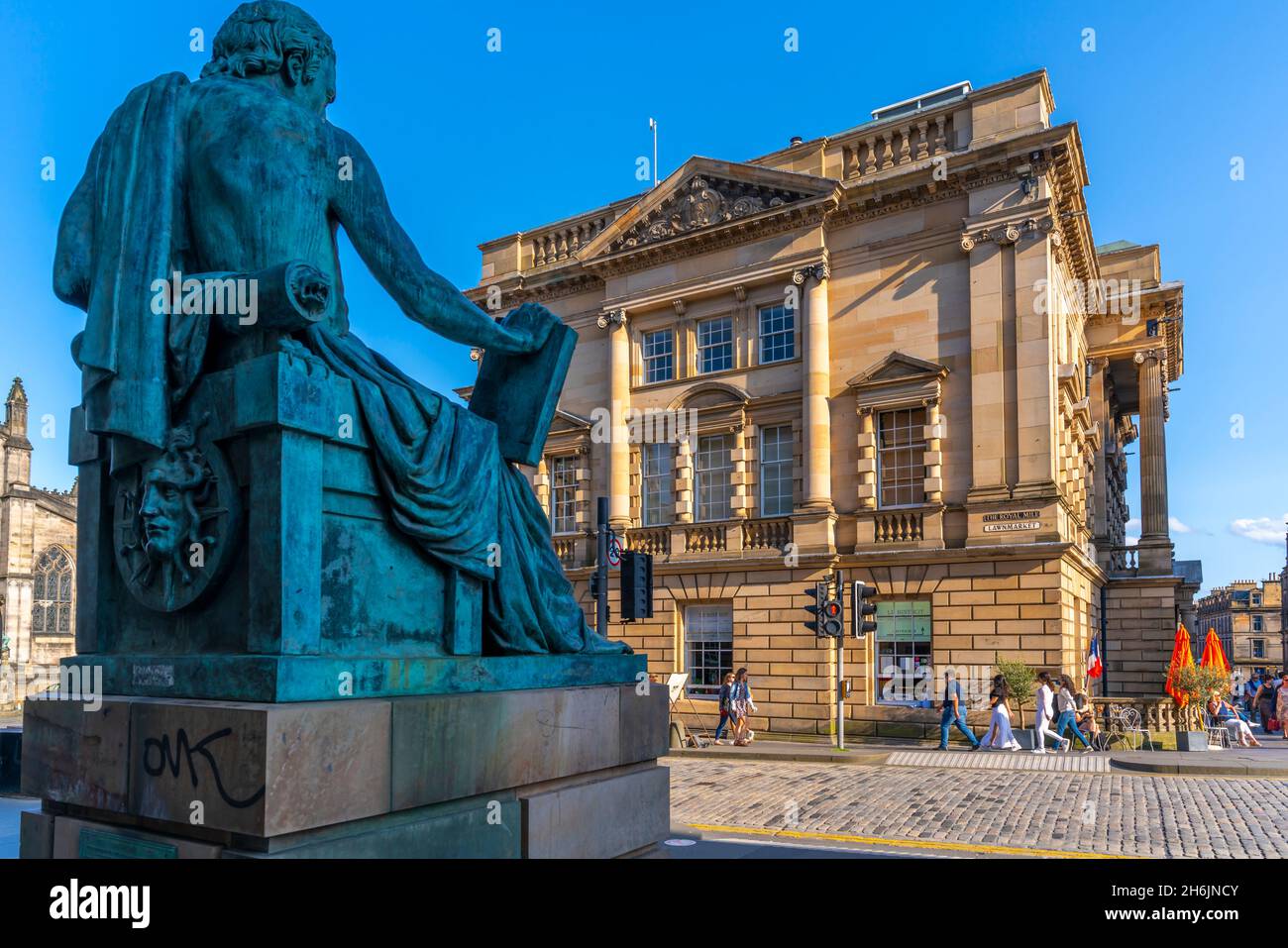 Blick auf die David Hume Statue und das Old Town Hall auf der Golden Mile, Edinburgh, Lothian, Schottland, Vereinigtes Königreich, Europa Stockfoto