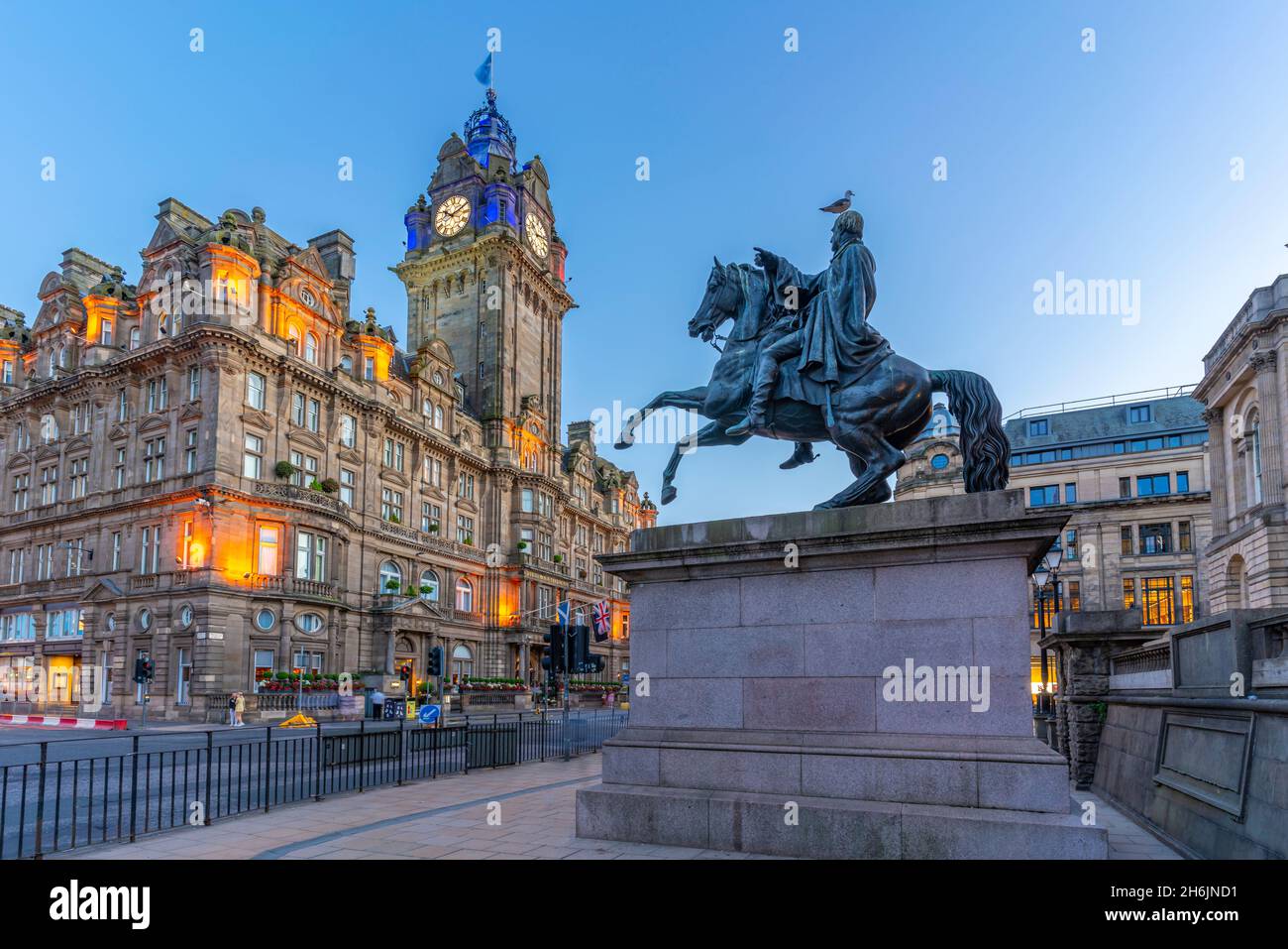 Blick auf das Balmoral Hotel und die Statue von Arthur Wellesley (1. Duke of Wellington) in der Abenddämmerung, Edinburgh, Schottland, Großbritannien, Europa Stockfoto