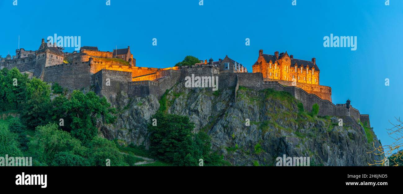 Blick auf das Edinburgh Castle von der Princes Street in der Abenddämmerung, UNESCO-Weltkulturerbe, Edinburgh, Schottland, Großbritannien, Europa Stockfoto