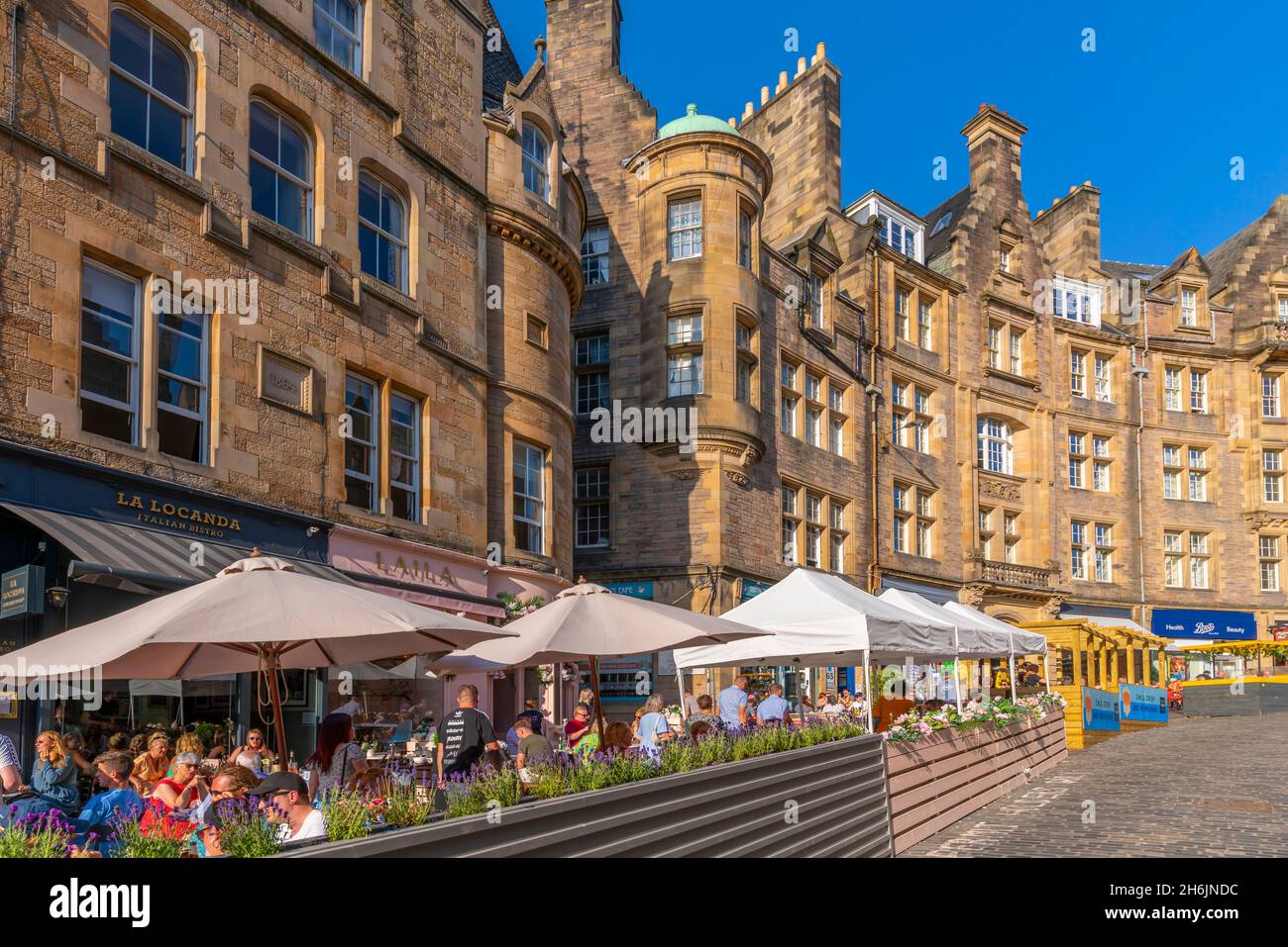 Blick auf Cafés und Restaurants in der Cockburn Street, Altstadt, UNESCO-Weltkulturerbe, Edinburgh, Lothian, Schottland, Vereinigtes Königreich, Europa Stockfoto
