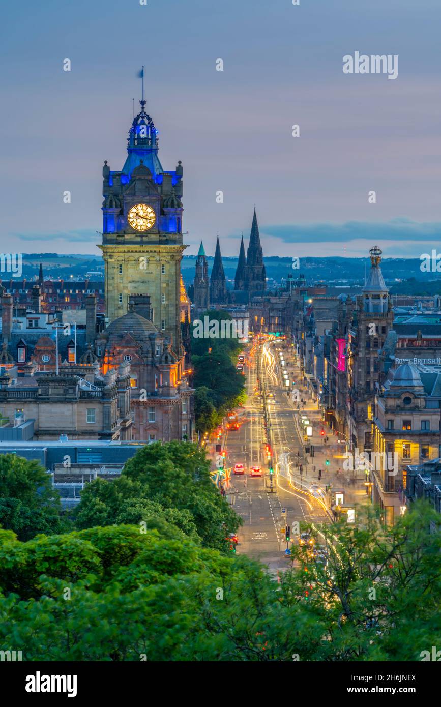 Blick auf das Balmoral Hotel und die Princes Street vom Calton Hill in der Abenddämmerung, Edinburgh, Lothian, Schottland, Großbritannien, Europa Stockfoto