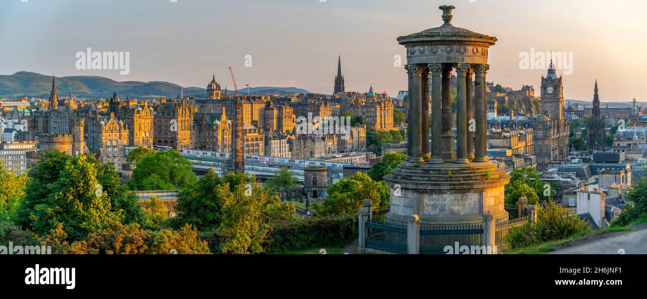 Das Dugald Stewart-Denkmal auf Calton Hill, die Skyline von Edinburgh im Hintergrund, UNESCO-Weltkulturerbe, Edinburgh, Lothian, Schottland Stockfoto
