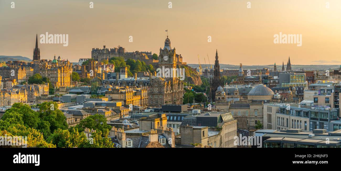 Blick auf das Edinburgh Castle, das Balmoral Hotel und die Skyline von Calton Hill in der Golden Hour, Edinburgh, Lothian, Schottland, Großbritannien, Europa Stockfoto