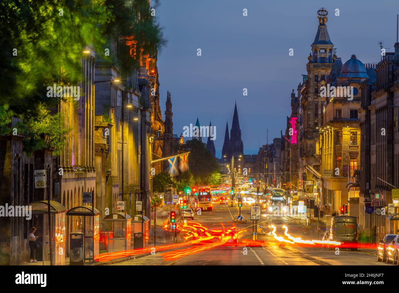 Blick auf die Lichter der Princes Street in der Abenddämmerung, Edinburgh, Lothian, Schottland, Großbritannien, Europa Stockfoto