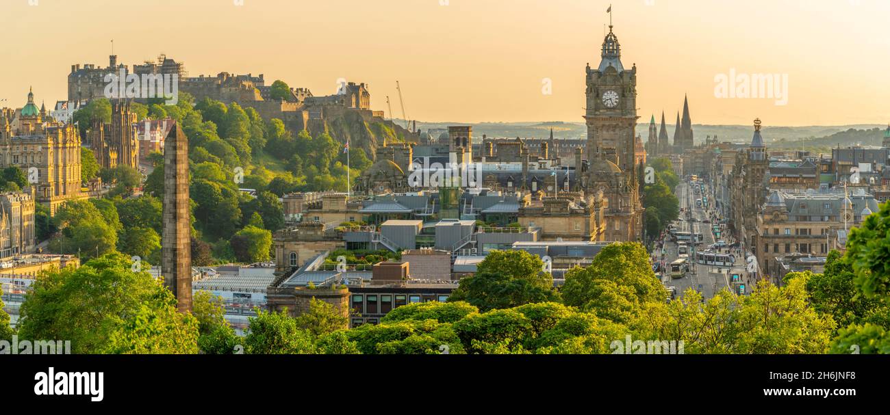 Blick auf Edinburgh Castle, Balmoral Hotel und Princes Street von Calton Hill in der Golden Hour, Edinburgh, Lothian, Schottland, Großbritannien, Europa Stockfoto