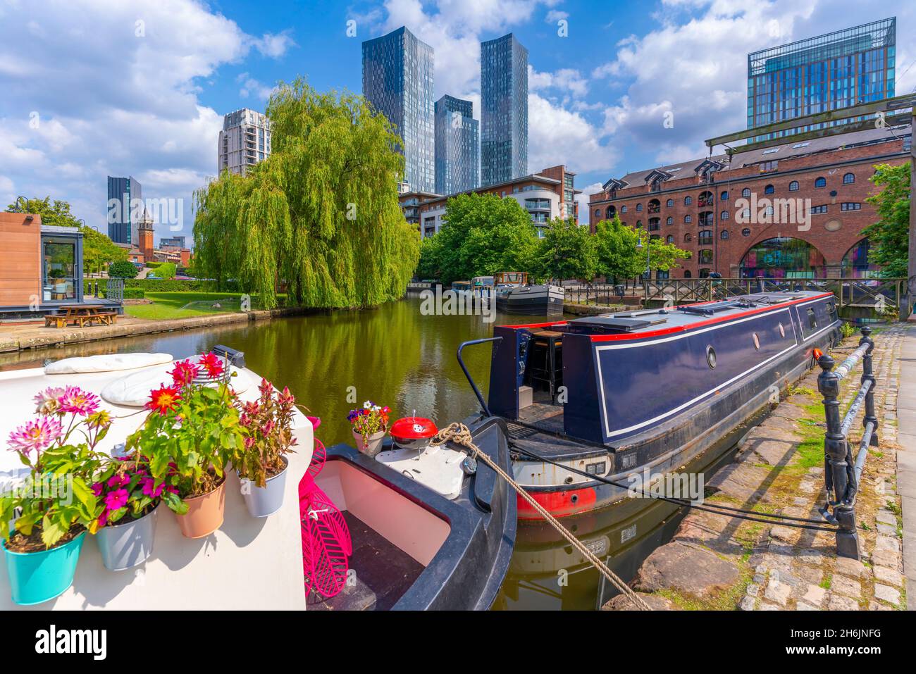 Blick auf das Kanalboot und die moderne Skyline von Castlefield, Castlefield Canal, Manchester, England, Großbritannien, Europa Stockfoto