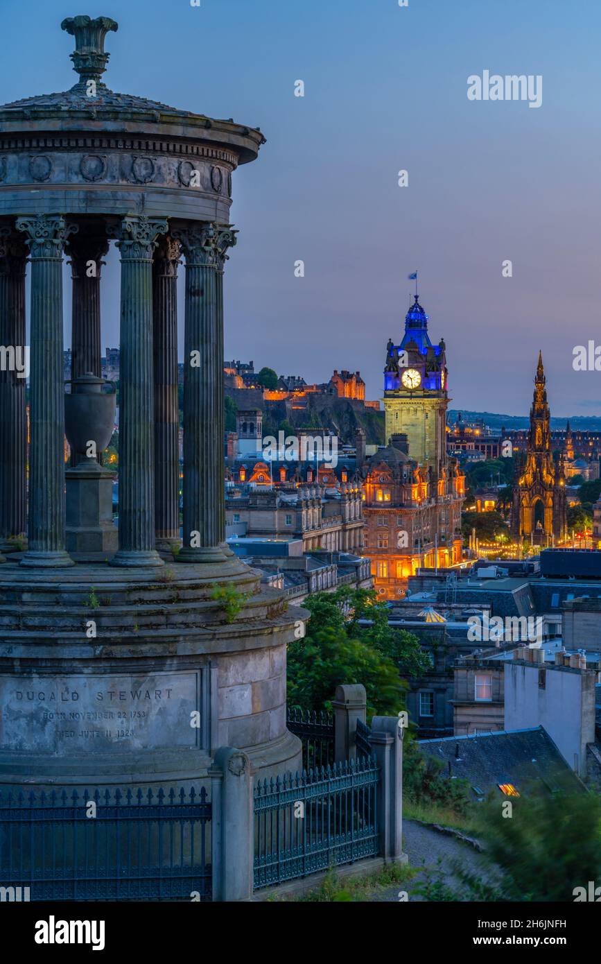 Blick auf das Edinburgh Castle, das Balmoral Hotel und das Dugald Stewart Monument vom Calton Hill in der Abenddämmerung, USA, Edinburgh, Lothian, Schottland Stockfoto