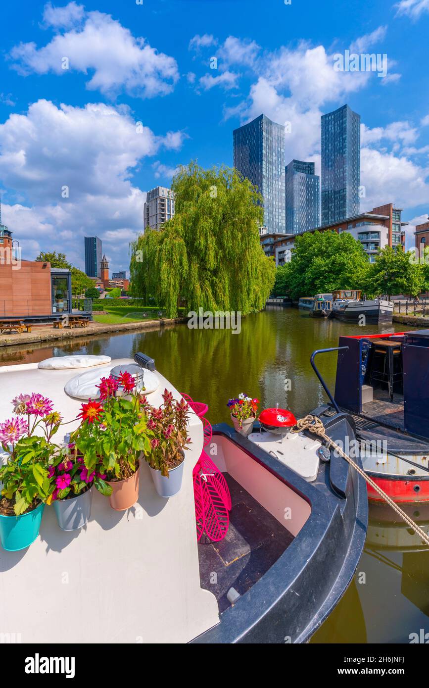 Blick auf das Kanalboot und die moderne Skyline von Castlefield, Castlefield Canal, Manchester, England, Großbritannien, Europa Stockfoto