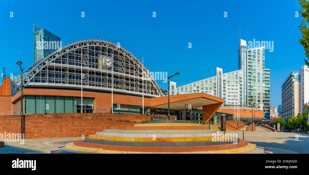 Blick auf den Manchester Central Convention Complex und das Peterloo Massacre Monument, Manchester, Lancashire, England, Großbritannien, Europa Stockfoto