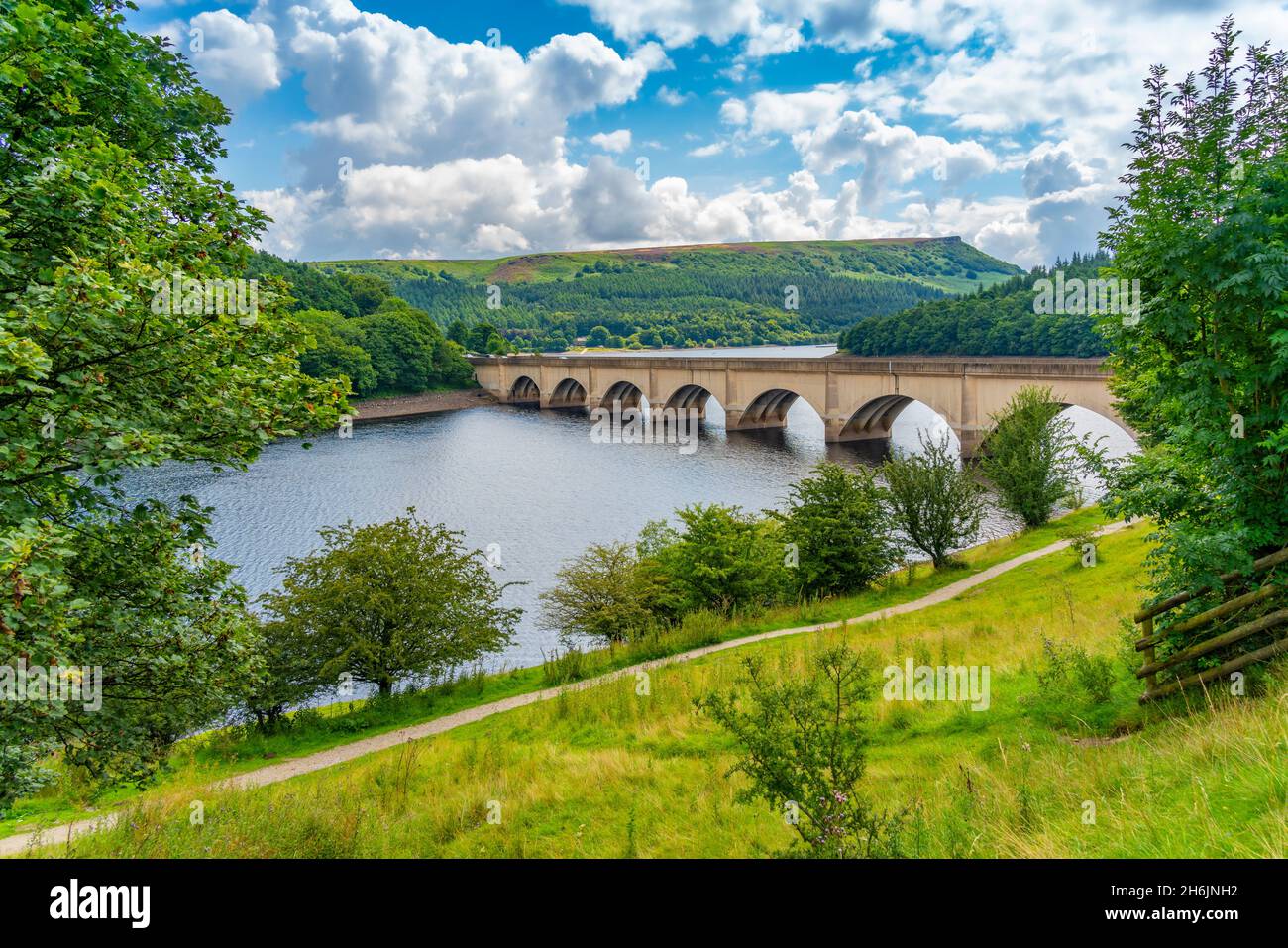 Blick auf Ladybower Reservoir und Baslow Edge in der Ferne, Peak District, Derbyshire, England, Großbritannien, Europa Stockfoto
