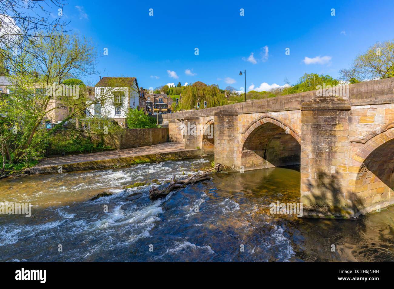 Blick auf die Brücke über den Derwent River in Matlock Town, Derbyshire, England, Großbritannien, Europa Stockfoto