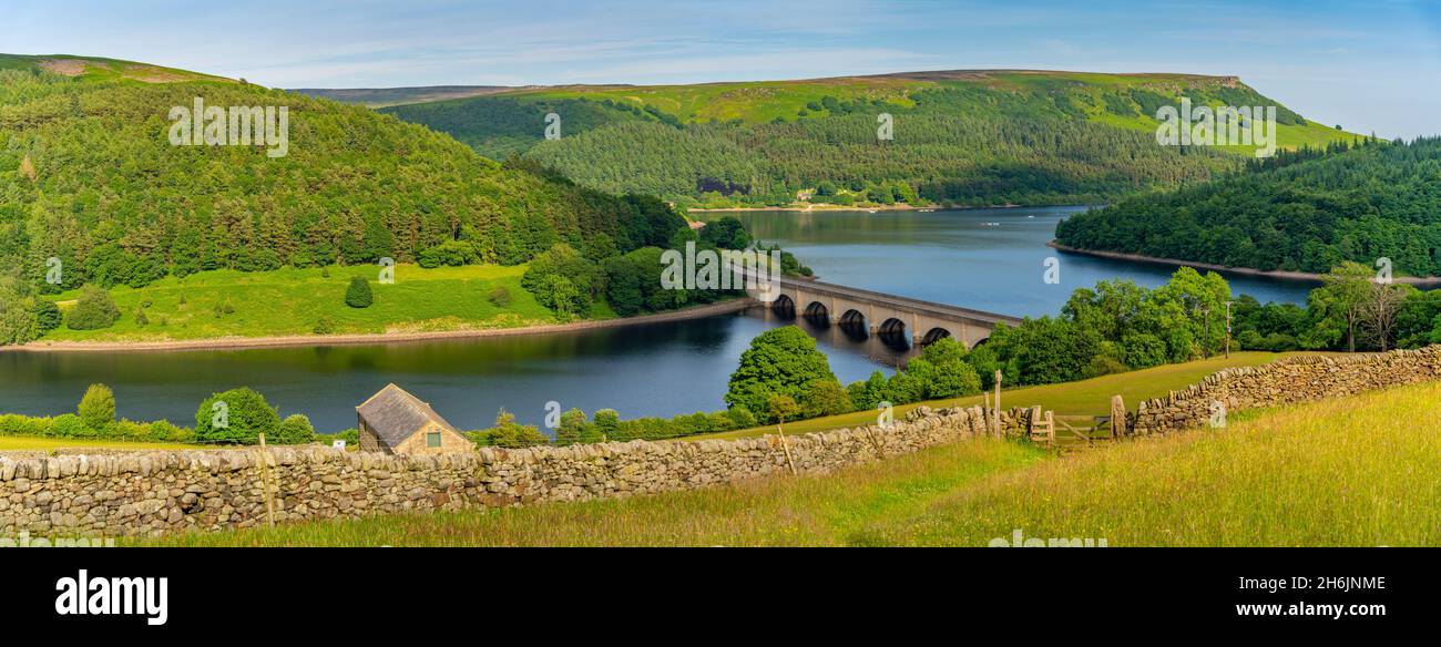 Blick auf das Ladybower Reservoir mit Bamford Edge in der Ferne, Peak District National Park, Derbyshire, England, Großbritannien, Europa Stockfoto