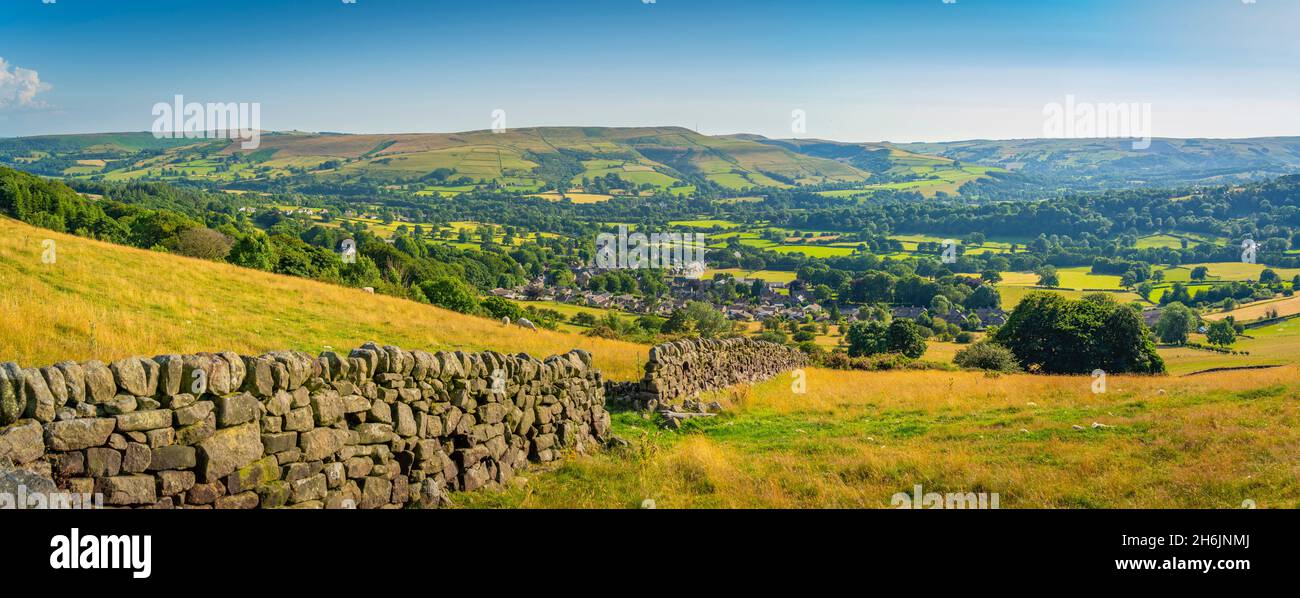 Blick auf Bamford Village und die Trockensteinmauer von Bamford Edge, Peak District National Park, Derbyshire, England, Großbritannien, Europa Stockfoto