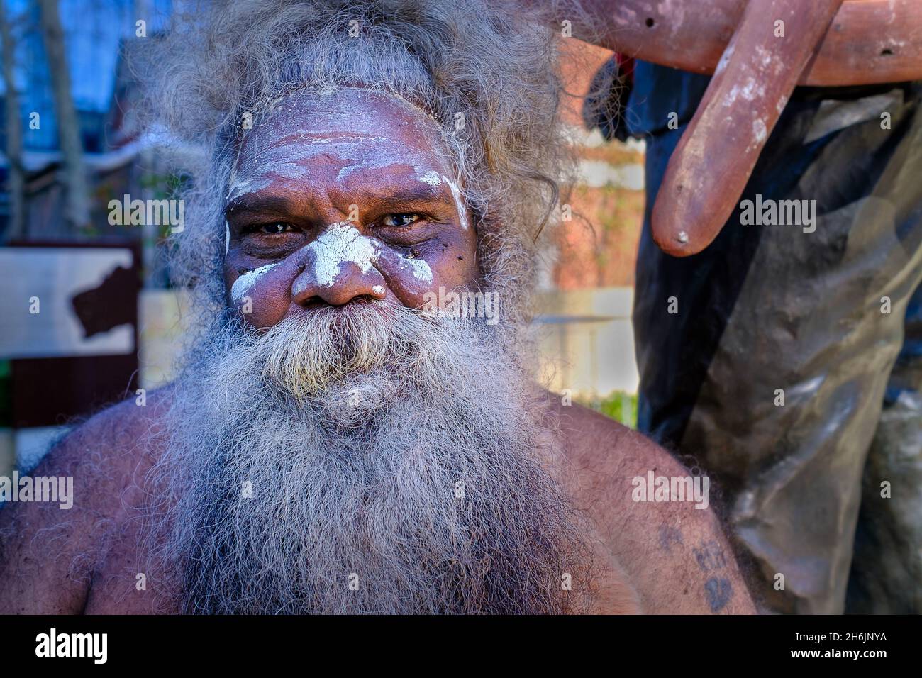 Porträt eines australischen Aborigine-Mannes mit Stammesfarbe, Perth, Western Australia, Australien, Pazifik Stockfoto