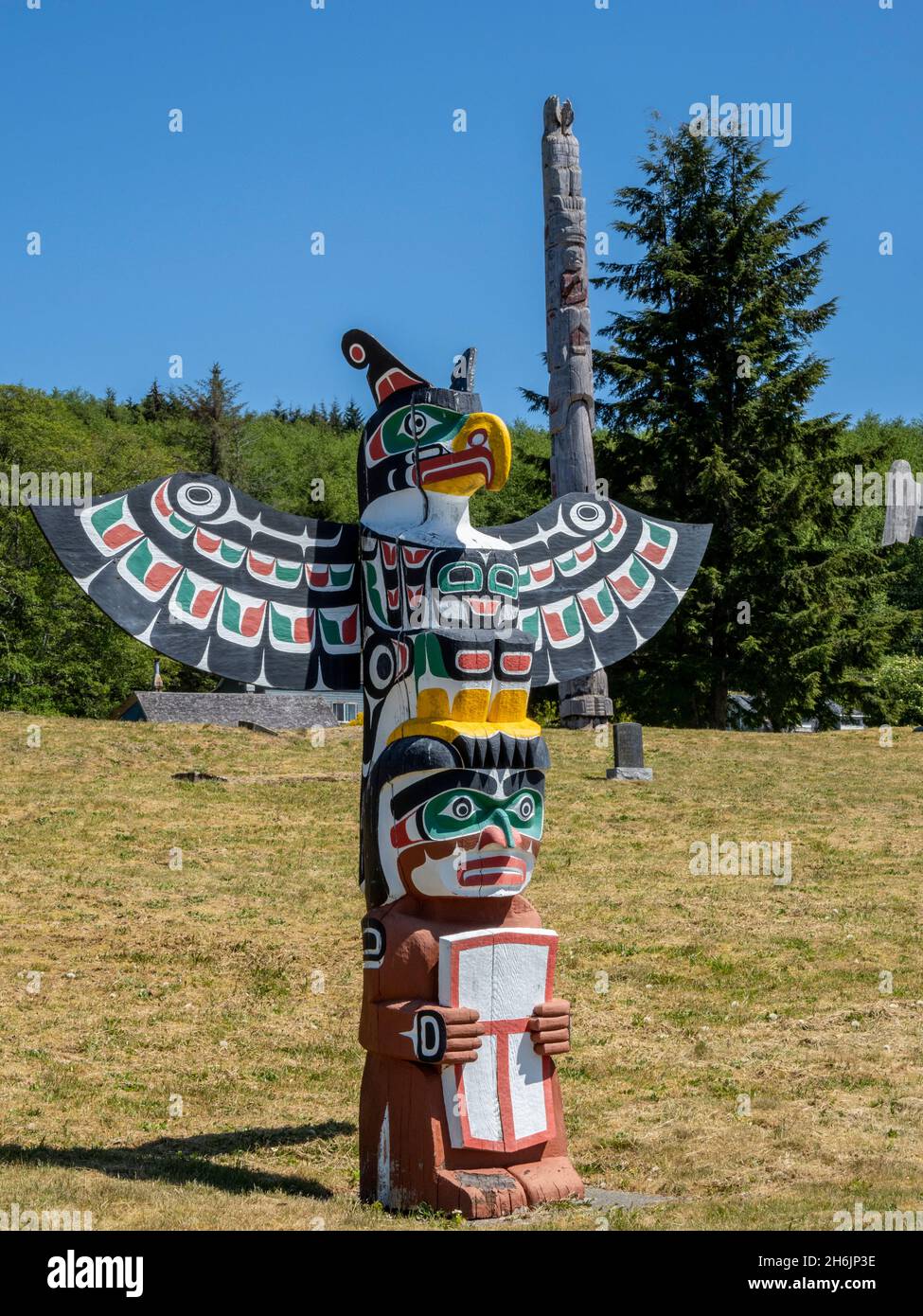 Kwakwaka'wakw Totempfähle auf dem Friedhof in Alert Bay, Cormorant Island, British Columbia, Kanada, Nordamerika Stockfoto