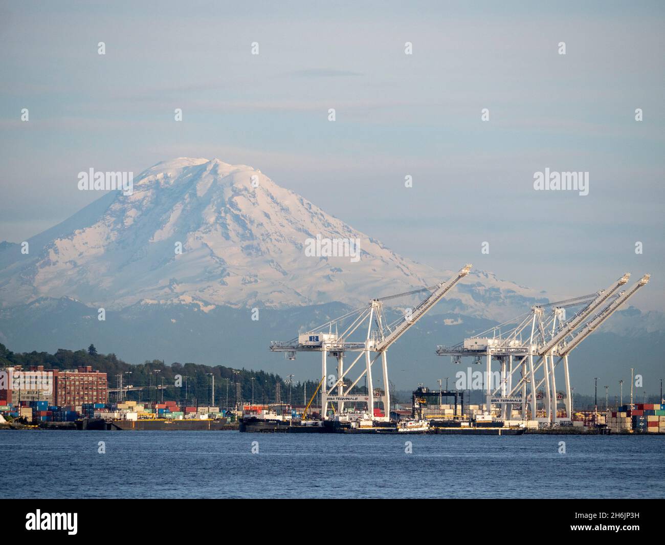 Blick auf die kommerziellen Docks in Seattle mit Mount Rainier im Hintergrund, Seattle, Washington State, Vereinigte Staaten von Amerika, Nordamerika Stockfoto