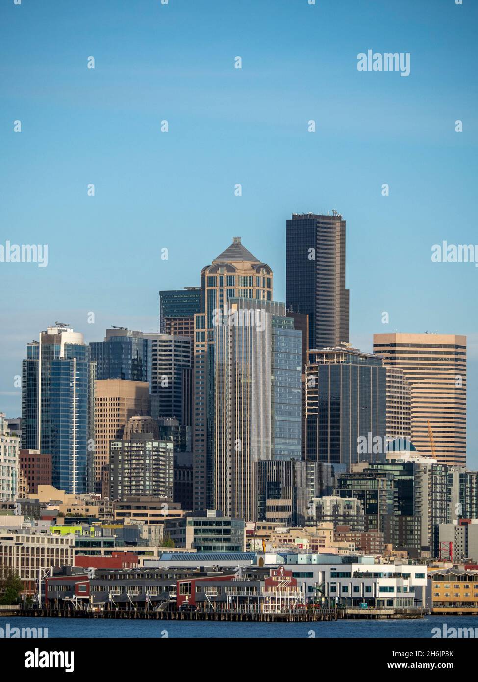 Blick auf die Innenstadt von Seattle vom Hafen, Seattle, Washington State, Vereinigte Staaten von Amerika, Nordamerika Stockfoto