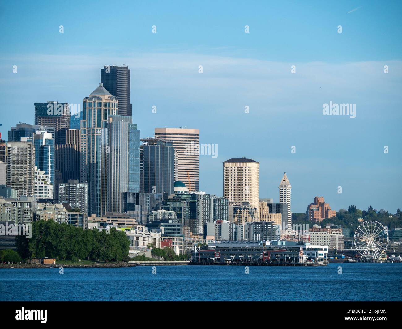 Blick auf die Innenstadt von Seattle vom Hafen, Seattle, Washington State, Vereinigte Staaten von Amerika, Nordamerika Stockfoto