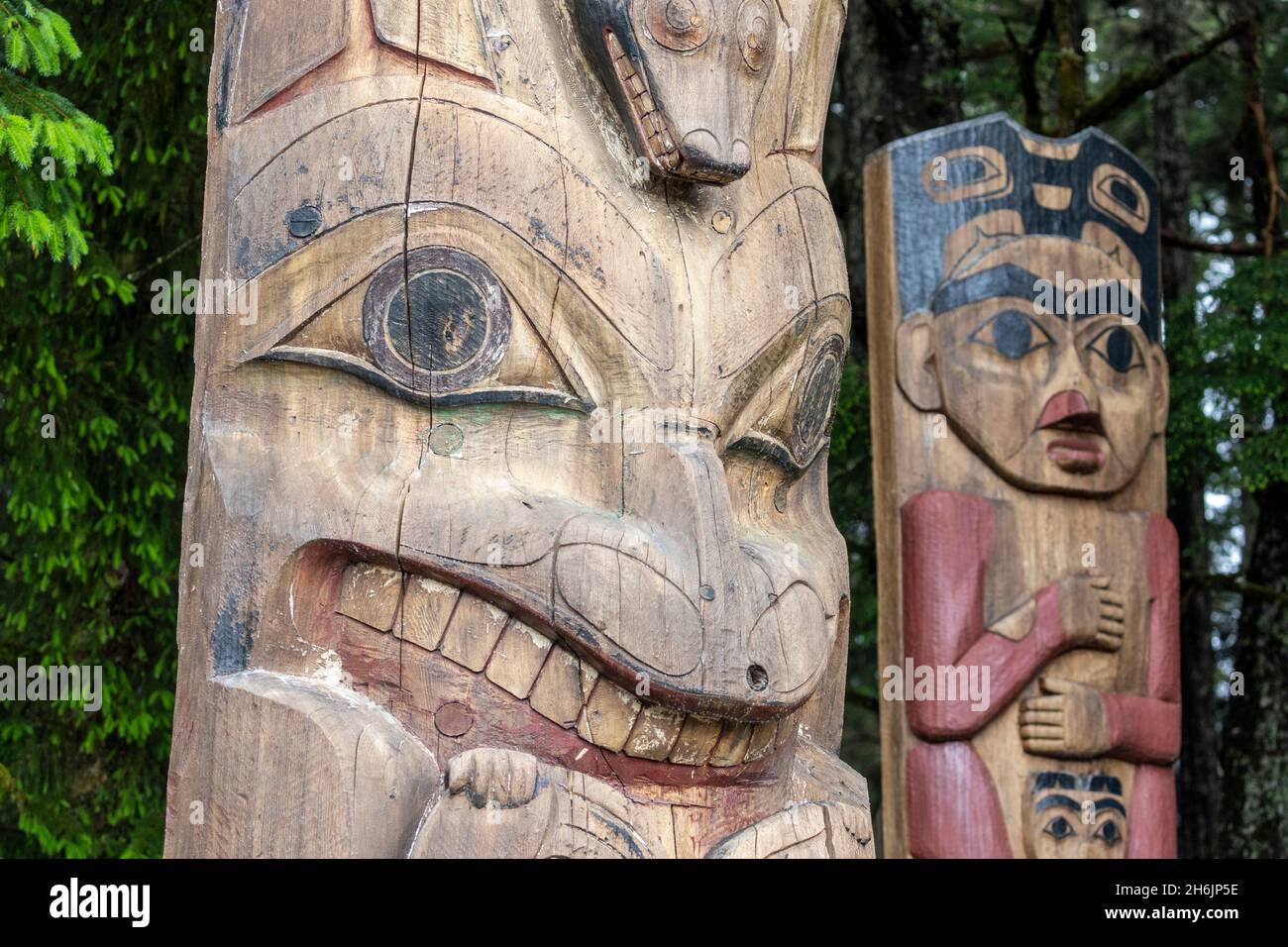 Totem Pole im Freedom Park, etwas außerhalb der Stadt Sitka, Südost-Alaska, Vereinigte Staaten von Amerika, Nordamerika Stockfoto