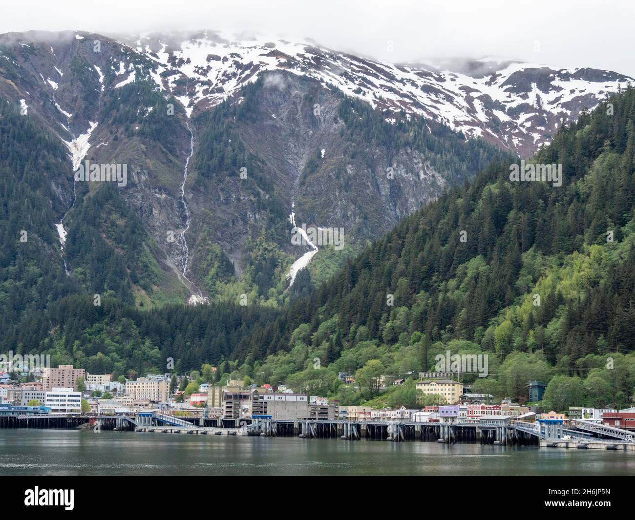 Downtown Juneau in Covid Times ohne Kreuzschiffe, Southeast Alaska, Vereinigte Staaten von Amerika, Nordamerika Stockfoto