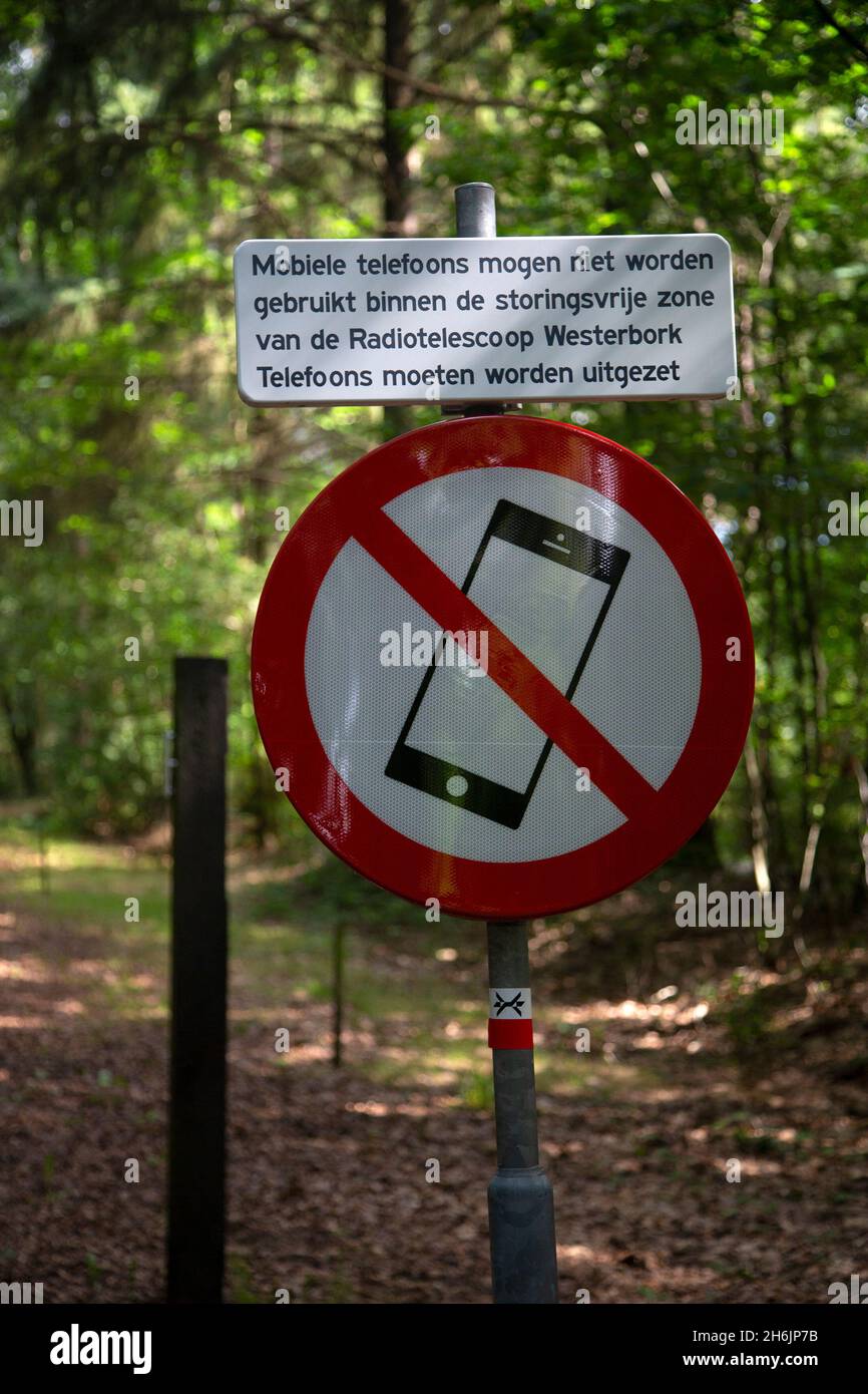 In der Nähe von Radioteleskopen sind funktionierende Handys nicht erlaubt; Westerbork, Drenthe, Niederlande Stockfoto