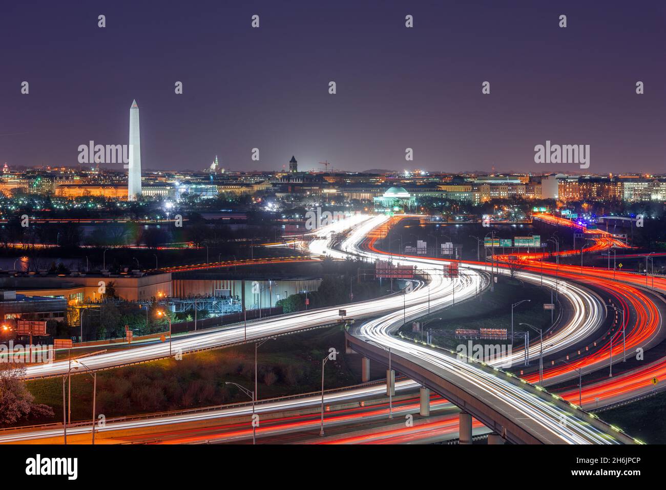 Skyline von Washington, D.C. mit Highways und Denkmälern in der Abenddämmerung. Stockfoto