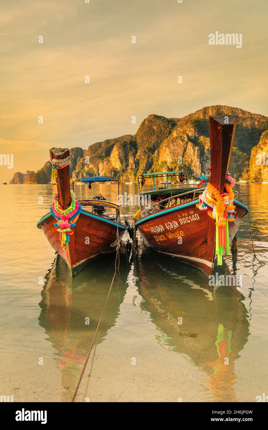 Longtail-Boote bei Sonnenaufgang, Ko Phi Khi Don Island, Krabi, Thailand, Südostasien, Asien Stockfoto