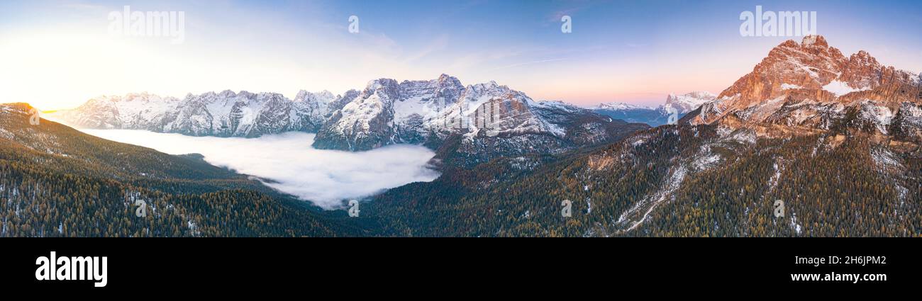 Sonnenaufgang über dem Misurina-See mit Wolken, Monte Cristallo, Sorapis- und Marmarole-Gruppe, Dolomiten, Venetien, Italien, Europa Stockfoto