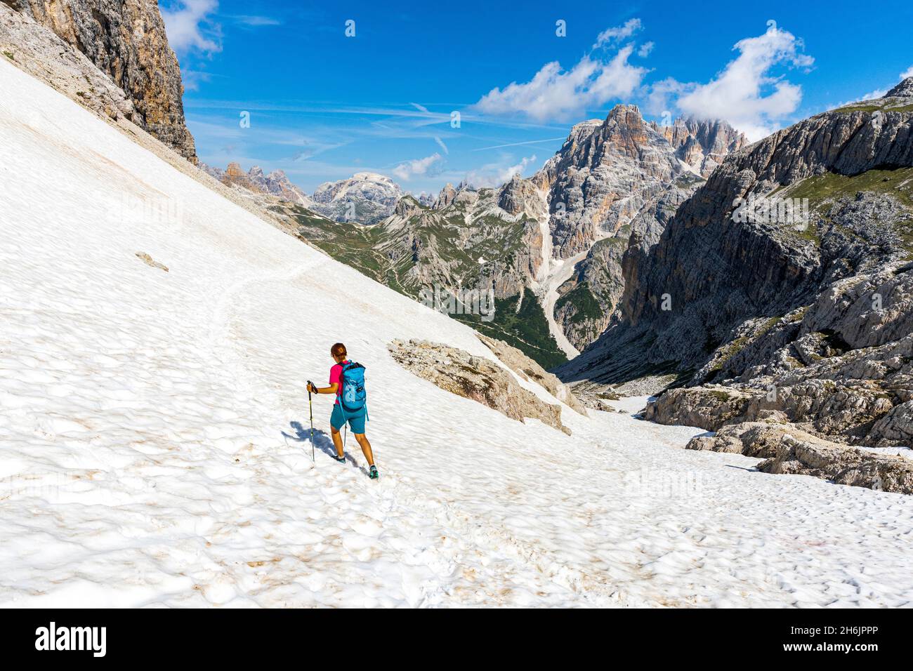Wanderfrau auf verschneiten Bergrücken auf dem Weg zur Hütte Rifugio Locatelli, Sextner Dolomiten, Südtirol, Italien, Europa Stockfoto