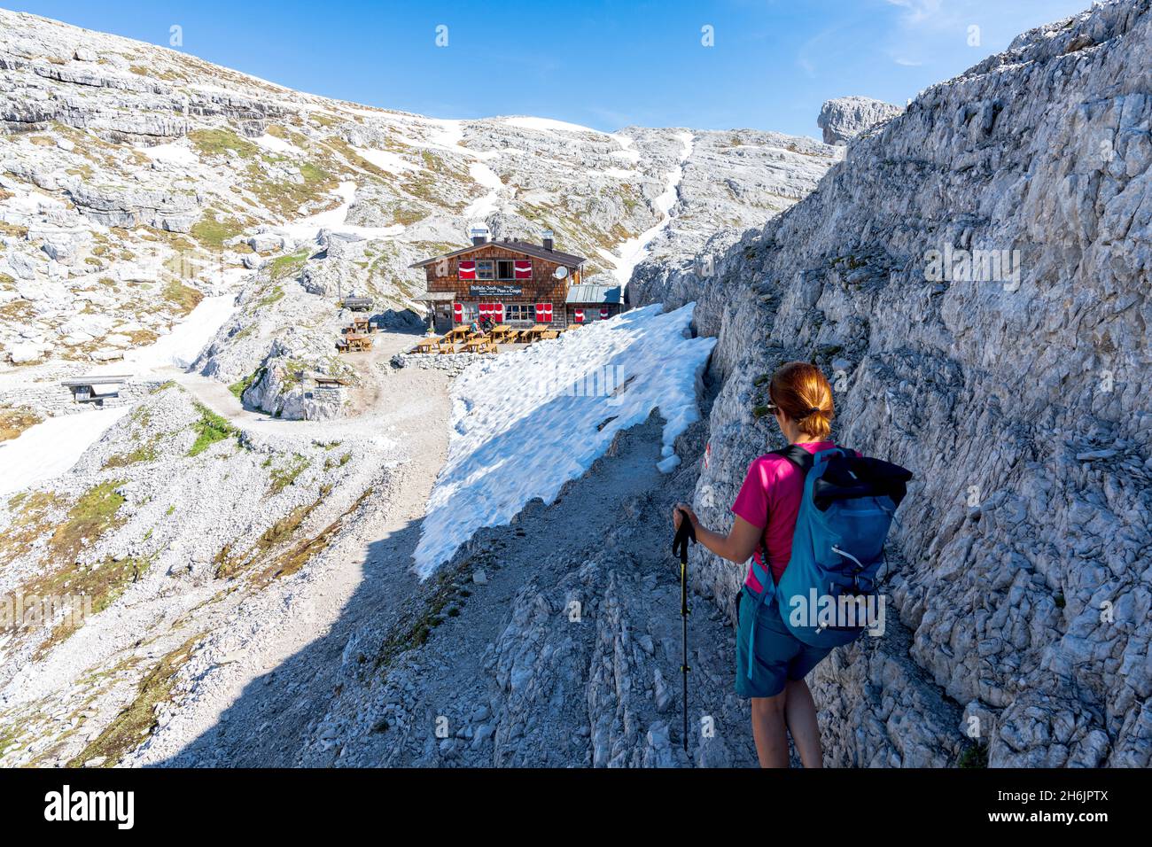 Frau, die im Sommer die Wanderung zur buellelejochhütte in den Sextner Dolomiten, Südtirol, Italien, Europa genießt Stockfoto