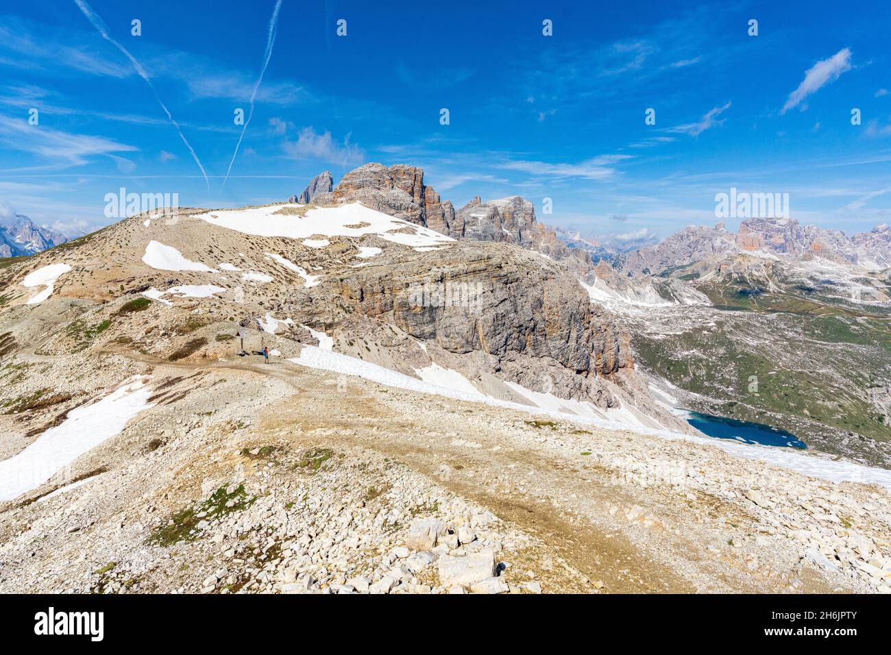 Klarer Sommerhimmel über dem Oberbachernjoch (Passo Fiscalino) und Berggipfeln, den Sextner Dolomiten, Südtirol, Italien, Europa Stockfoto