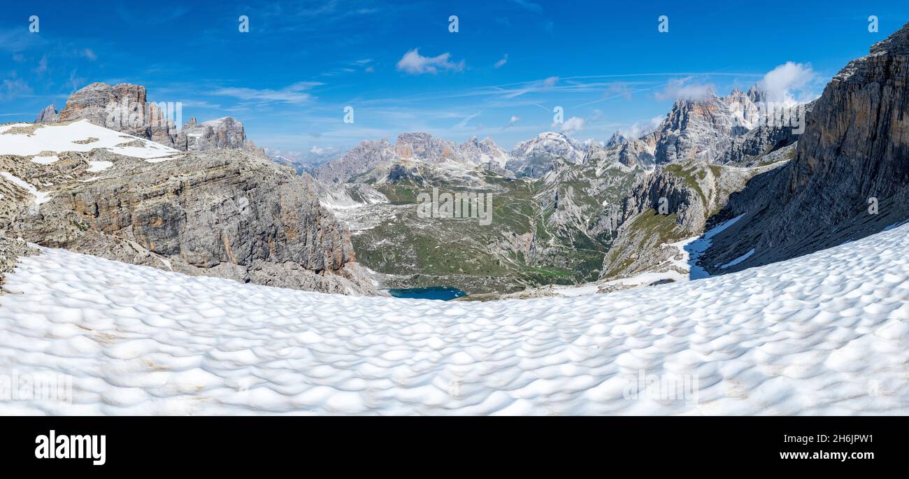Panorama des Bergweges Forcella Dei Laghi, der im Sommer zur Hütte Rifugio Locatelli, Sextner Dolomiten, Südtirol, Italien, Europa führt Stockfoto