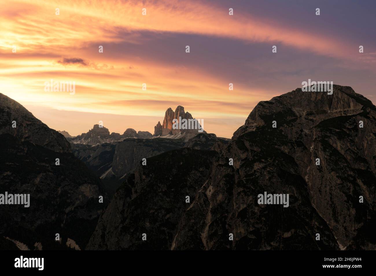 Tre Cime di Lavaredo unter dem brennenden Himmel bei Sonnenuntergang, Sexten Dolomiten, Provinz Bozen, Südtirol, Italien, Europa Stockfoto