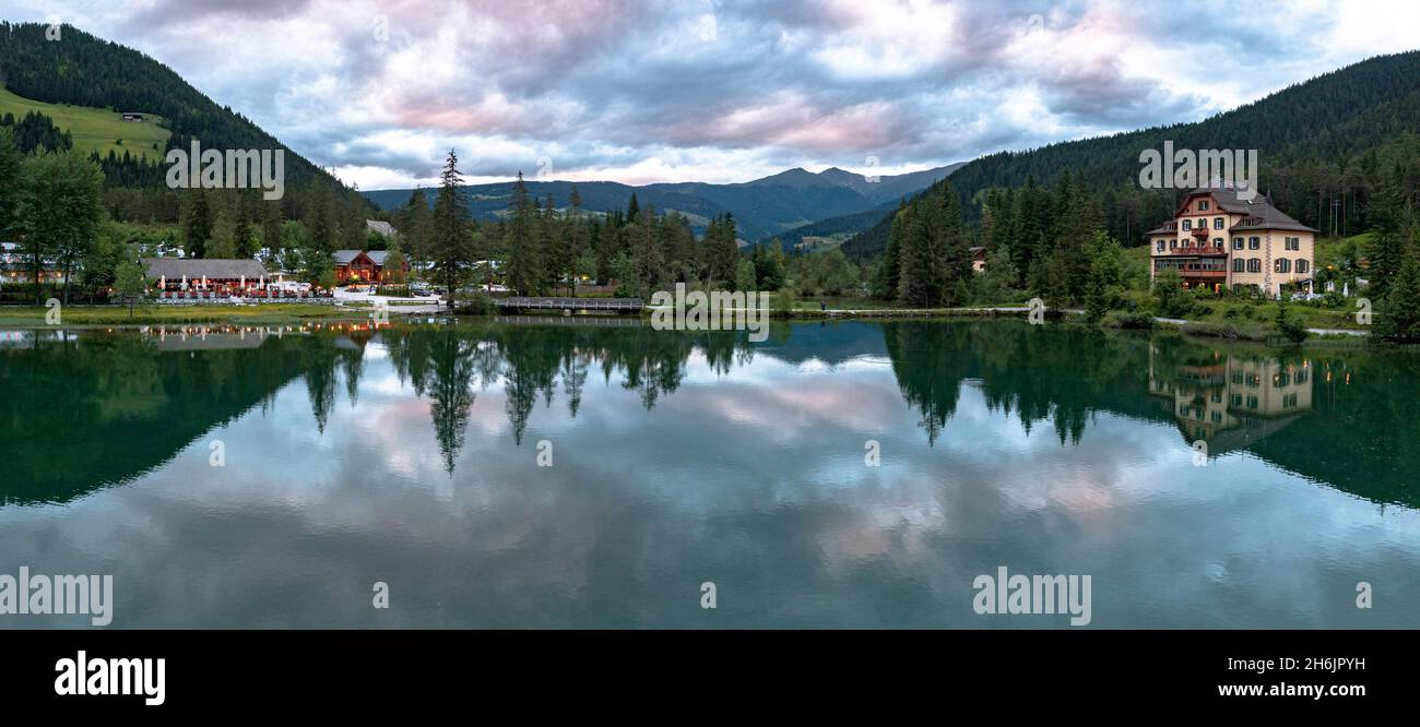 Panorama des Toblacher Sees bei Sonnenuntergang im Sommer, Toblach (Toblach, Dolomiten, Provinz Bozen, Südtirol, Italien, Europa Stockfoto
