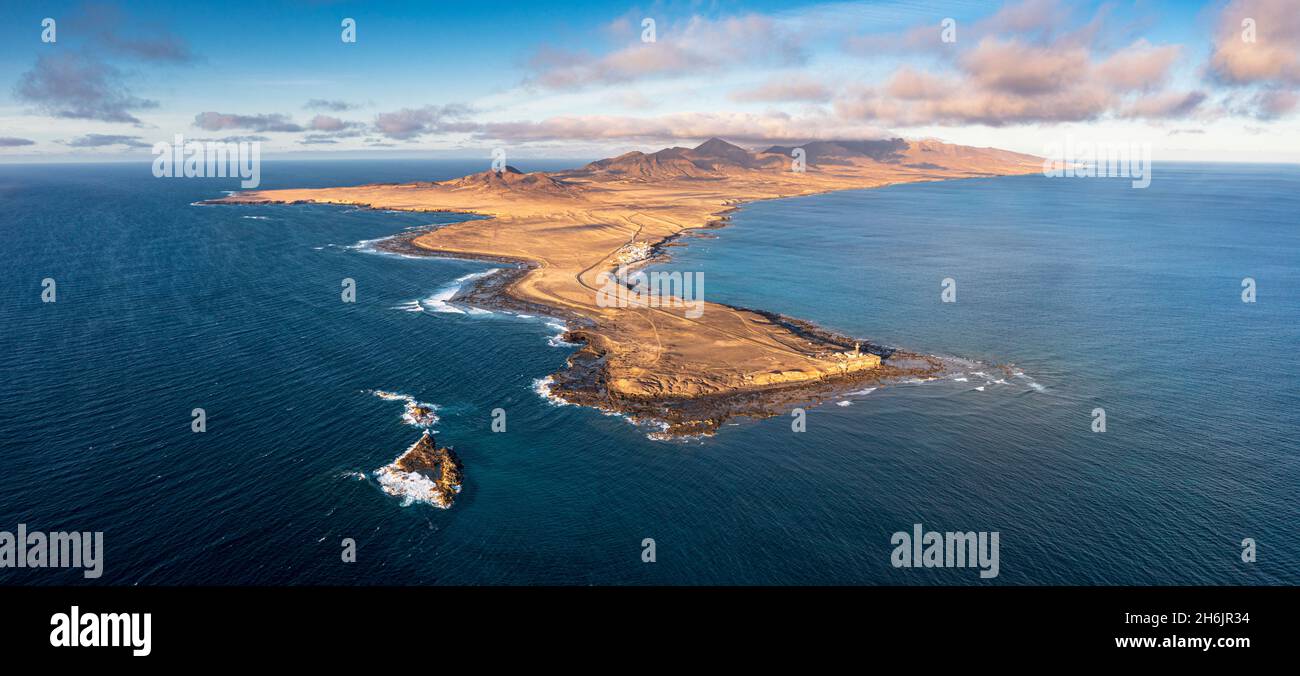 Luftpanorama des Leuchtturms Punta Jandia (Faro de la Lola) und des Atlantischen Ozeans bei Sonnenuntergang, Fuerteventura, Kanarische Inseln, Spanien, Atlantik, Europa Stockfoto