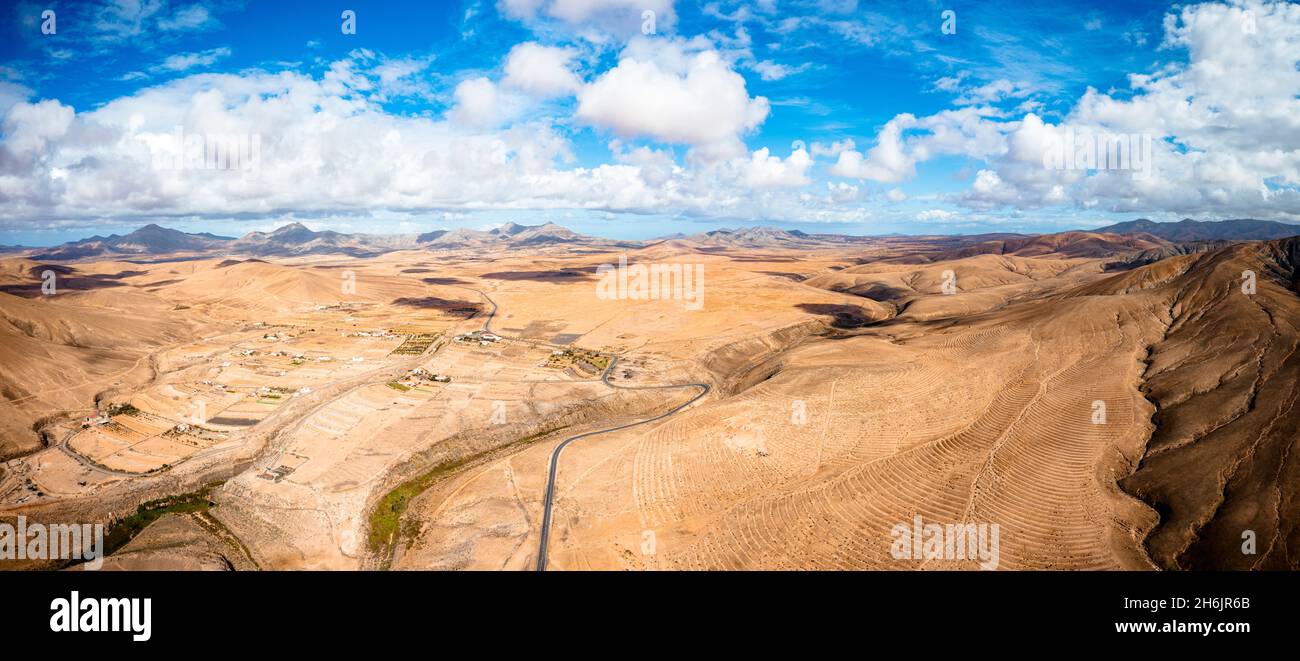Luftaufnahme der Wüstenlandschaft und Berge, die von Asphaltstraße durchquert werden, Tefia, Fuerteventura, Kanarische Inseln, Spanien, Atlantik, Europa Stockfoto