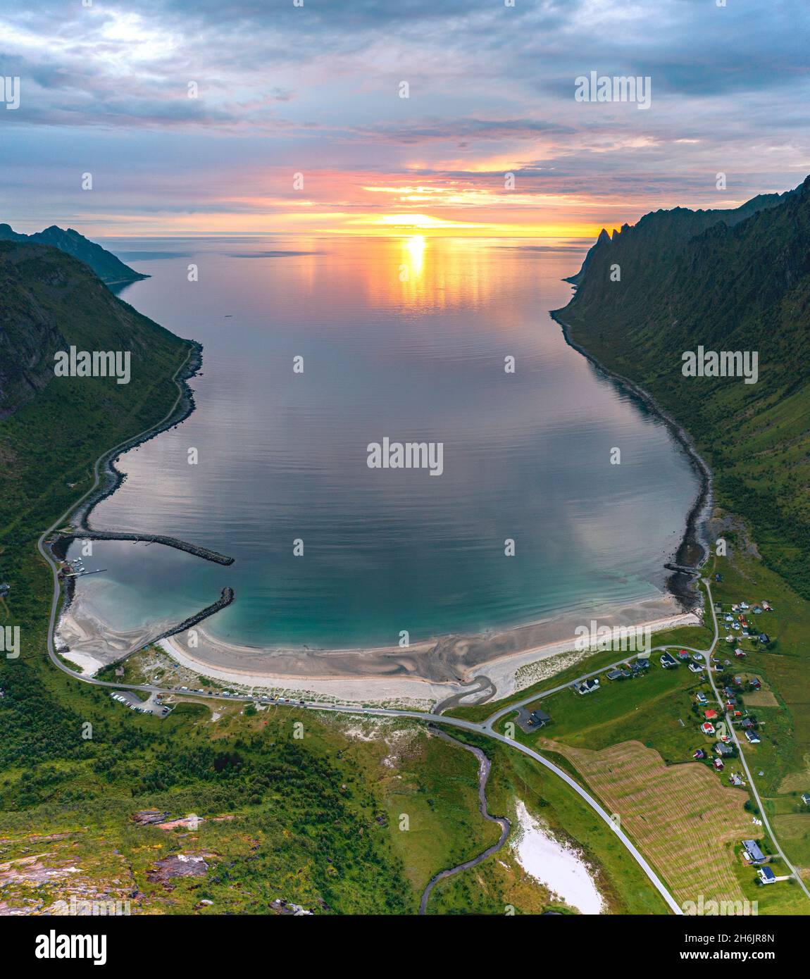 Mitternachtssonne über dem Ersfjord Strand mit Blick auf das Arktische Meer, Luftbild, Senja, Troms County, Norwegen, Skandinavien, Europa Stockfoto