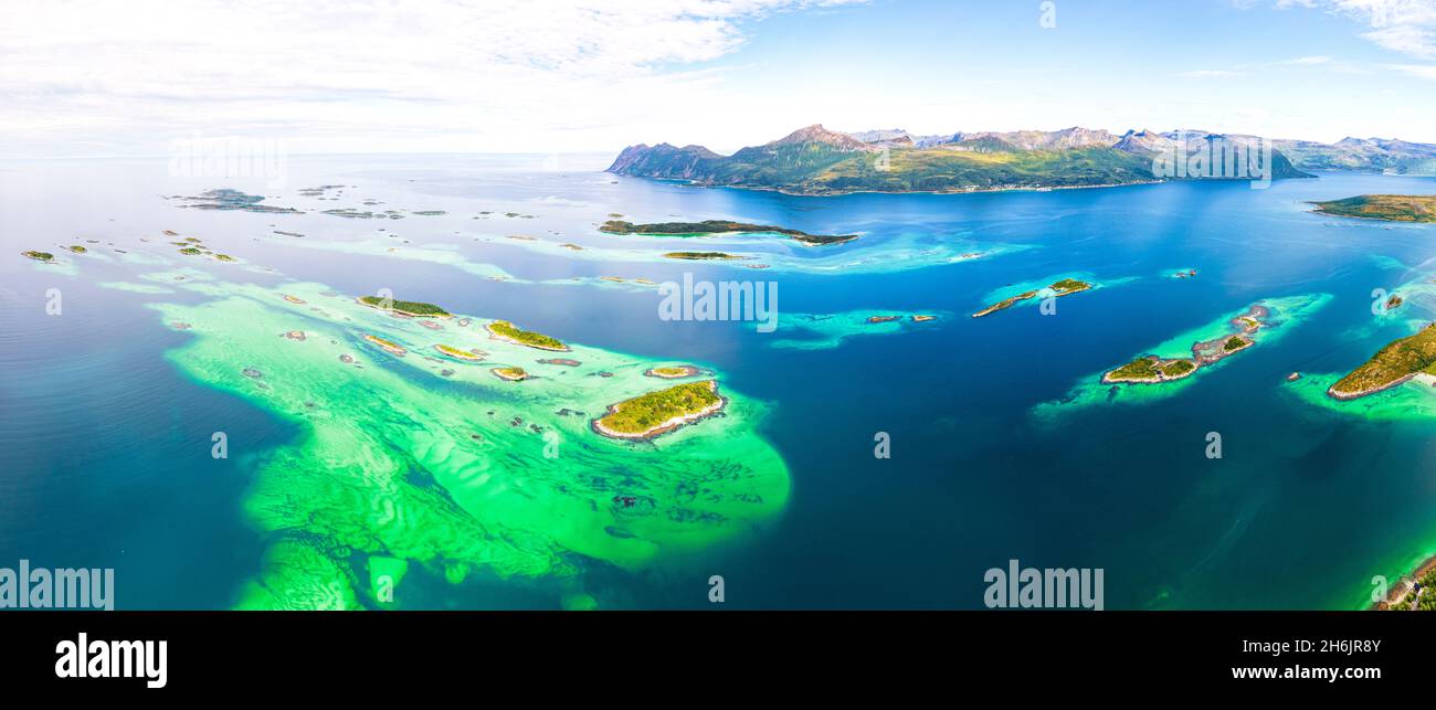 Bergsoyan Inseln umgeben von smaragdtransparentem Meer im Sommer, Hamn i Senja, Skaland, Senja, Troms County, Norwegen, Skandinavien, Europa Stockfoto